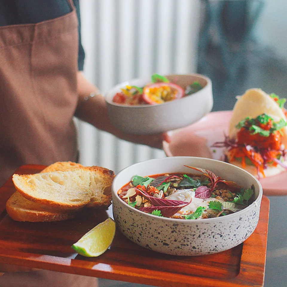 Sandwich kẹp gà chiên giòn với rau, ăn kèm khoai tây que.
