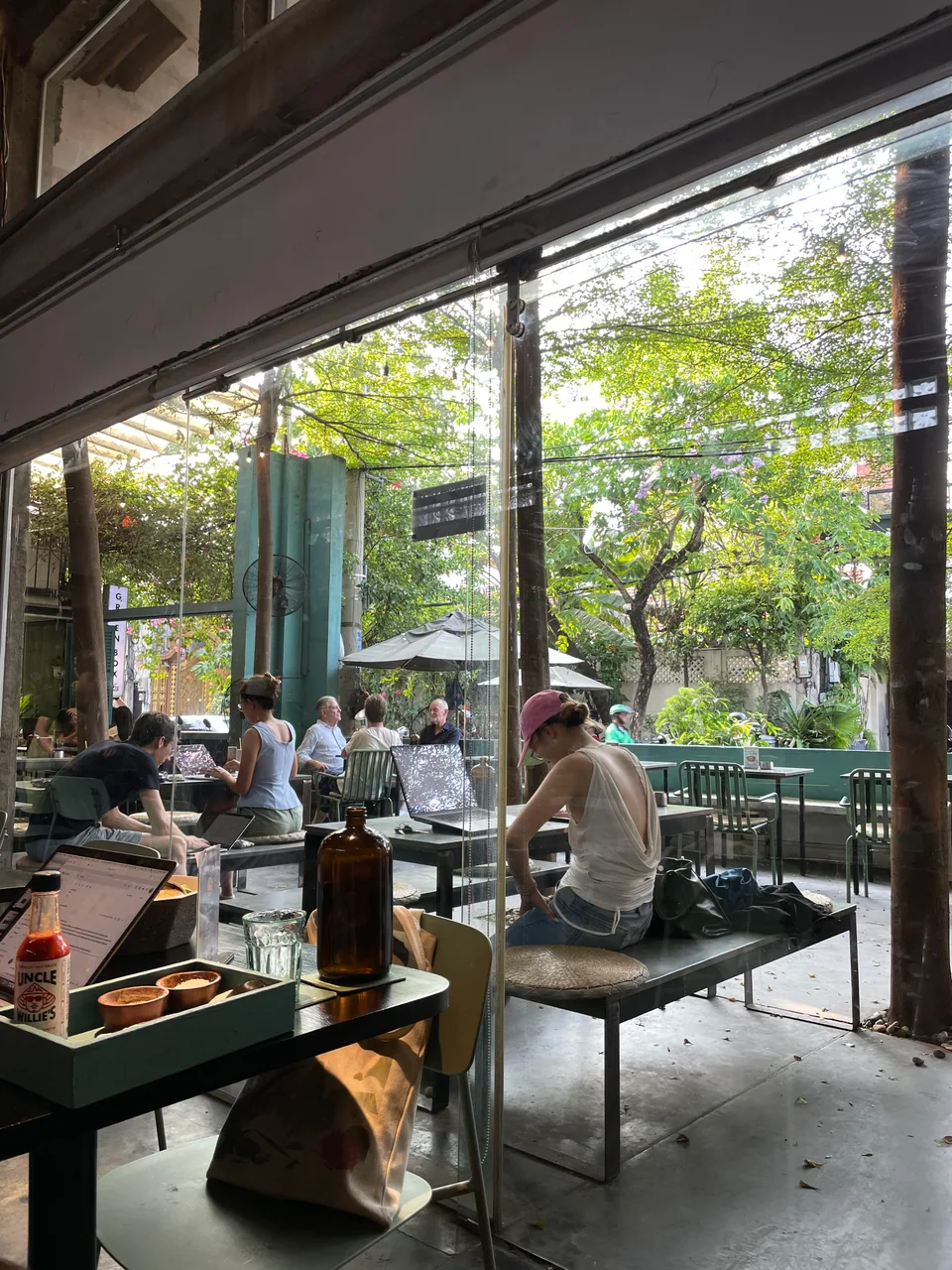 Một góc trong nhà với đèn vàng, kệ sách và tranh treo tường, không khí ấm cúng buổi tối.